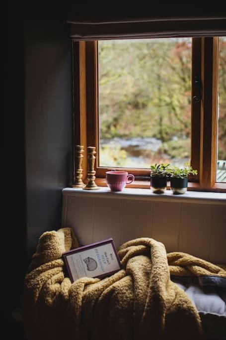River Cottage, A Luxurious And Cosy Riverside Cottage For Two Welshpool Exterior photo
