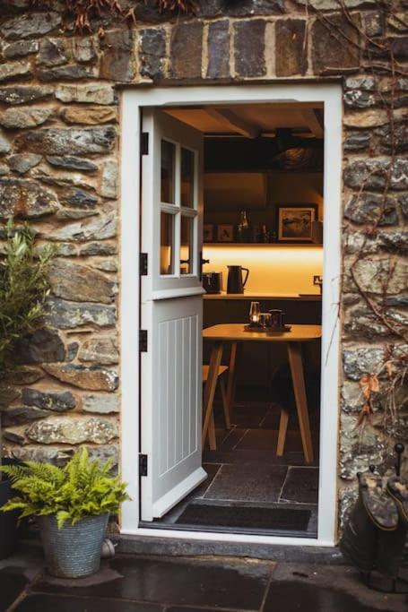 River Cottage, A Luxurious And Cosy Riverside Cottage For Two Welshpool Exterior photo